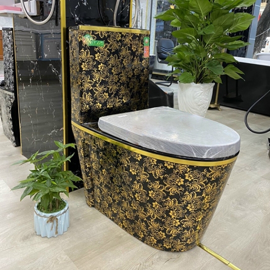 Bồn cầu khối đen hoa văn vàng siêu bóng
