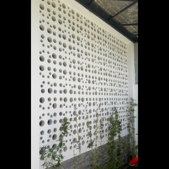 Gạch bông gió trắng tròn lỗ nhỏ