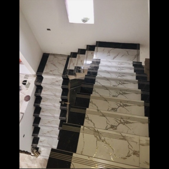 Gạch lát cầu thang 47x120 trắng vân xám siêu đẹp